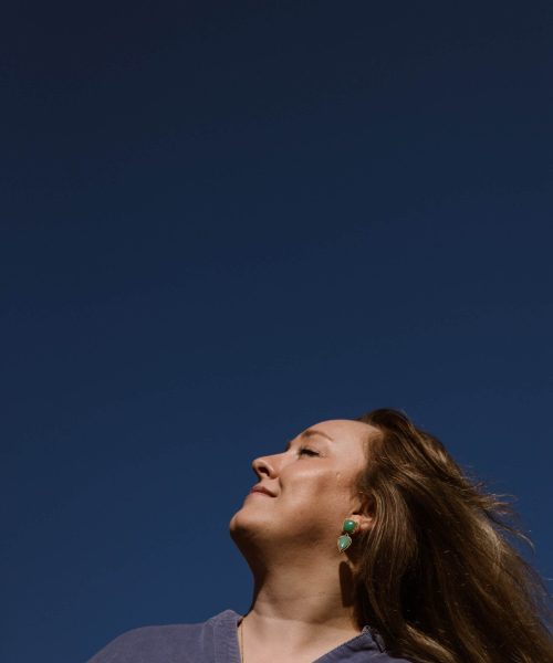 Charlotte van delphinium therapie kijkt naar de blauwe lucht